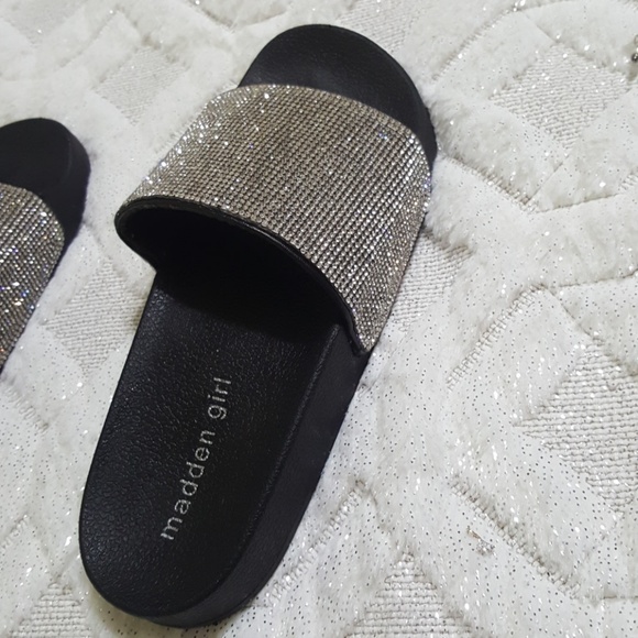 Beautiful and Elegant Sandals.🖤🖤💎💎 - Picture 3 of 7